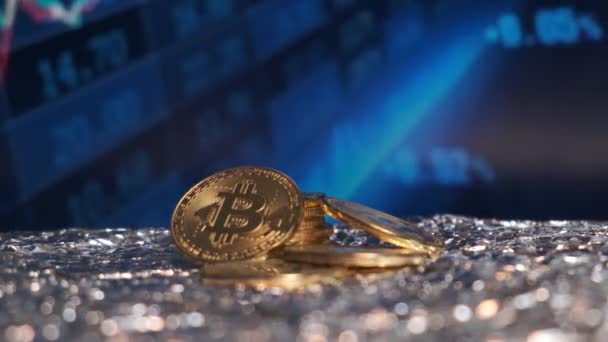 Bitcoin pièces dans le contexte de l'évolution des taux de change boursiers. — Video