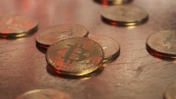 Bitcoin monedas están cerca girando en una mesa de oro. — Vídeos de Stock