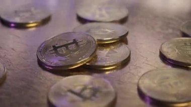 Bitcoin paraları yakın plan altın bir masanın üzerinde dönüyor..