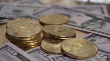 Bitcoin para dolarlarla dolu bir masanın üzerinde döner..