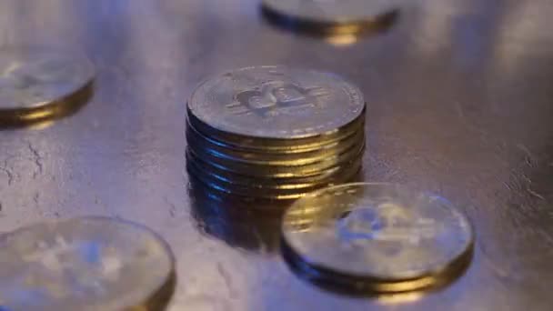 Bitcoin-Münzen drehen sich in Großaufnahme auf einem Goldtisch. — Stockvideo