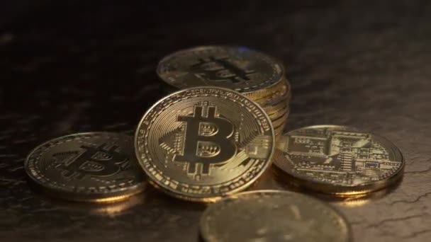 Bitcoin dans un tas tourne à la lumière des lumières de la police. — Video