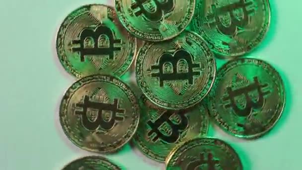 Close-up. Bitcoin dicat hijau sebagai simbol laju pertumbuhan. — Stok Video