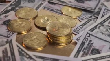 Bitcoin para dolarlarla dolu bir masanın üzerinde döner..
