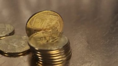 Bitcoin paraları yakın plan altın bir masanın üzerinde dönüyor..