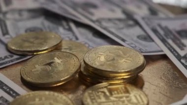 Bitcoin para dolarlarla dolu bir masanın üzerinde döner..