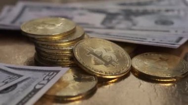 Bitcoin para dolarlarla dolu bir masanın üzerinde döner..