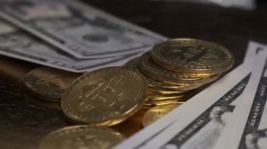 Bitcoin para dolarlarla dolu bir masanın üzerinde döner..