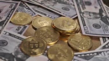 Bitcoin para dolarlarla dolu bir masanın üzerinde döner..