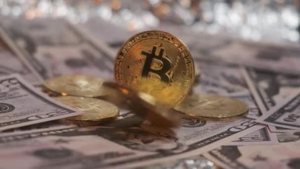 Il bitcoin ruota e cade sullo sfondo di banconote dollaro. — Video Stock