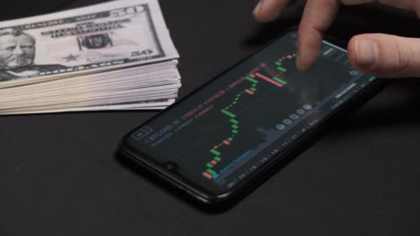Empresário está verificando gráfico de preços Bitcoin na troca digital no telefone móvel — Vídeo de Stock