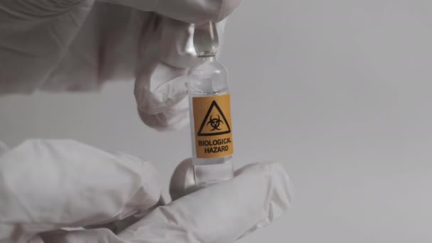 Vaccinet mot coronavirus i händerna på en läkare på nära håll. — Stockvideo