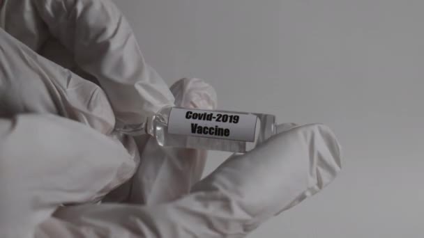 Le vaccin contre le coronavirus entre les mains d'un médecin proche. — Video