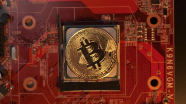 Monnaie cryptographique Bitcoin or - BTC - Pièce de monnaie de bits. Bitcoins sur la carte mère. — Video