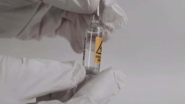 근접 의사의 손에 있는 코로나 바이러스에 대항하는 백신. — 비디오