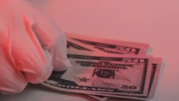 O criminologista considera o dinheiro confiscado nas luzes da polícia piscando — Vídeo de Stock