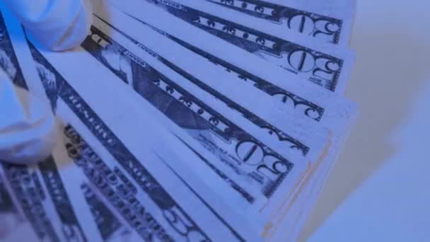 Kryminolog uważa skonfiskowane pieniądze na policyjnych światłach. — Wideo stockowe