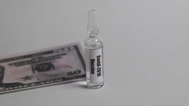 Dinero para compra y producción concepto de vacuna contra el coronavirus. — Vídeos de Stock