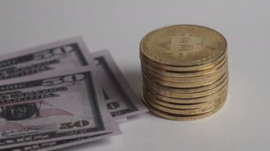 Bir yığın bitcoin ve bir tomar dolar. Kripto para değişimi kavramı