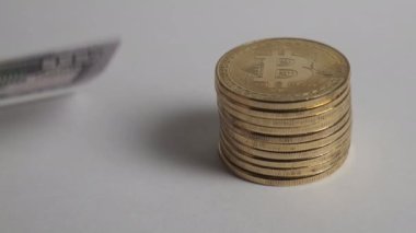 Bir yığın bitcoin ve bir tomar dolar. Kripto para değişimi kavramı