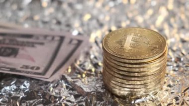 Bir yığın bitcoin ve bir tomar dolar. Kripto para değişimi kavramı