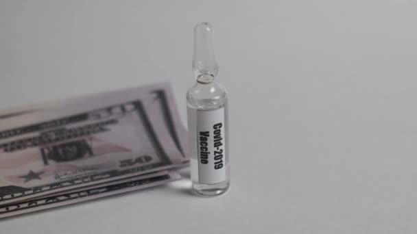 Χρήματα για την αγορά και την παραγωγή του εμβολίου coronavirus έννοια. — Αρχείο Βίντεο