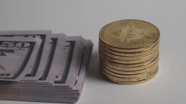 Una pila di bitcoin e una mazzetta di dollari. Il concetto di scambio criptovaluta — Video Stock