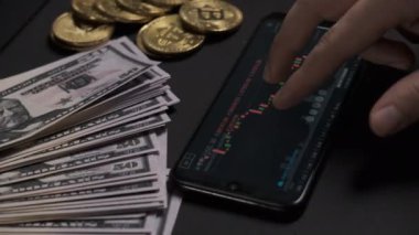 Yatırım komisyoncusu telefon kullanarak bitcoin şifreli para ticareti yapıyor.
