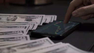 Yatırım komisyoncusu telefon kullanarak bitcoin şifreli para ticareti yapıyor.