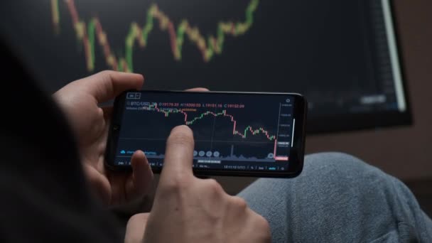 Makler inwestycyjny handlu bitcoin crypto waluty przy użyciu telefonu i komputera — Wideo stockowe