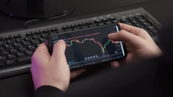 Makler inwestycyjny handlu bitcoin crypto waluty przy użyciu telefonu — Wideo stockowe