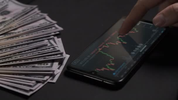 Zakenman controleert Bitcoin prijs grafiek op digitale uitwisseling op mobiele telefoon — Stockvideo