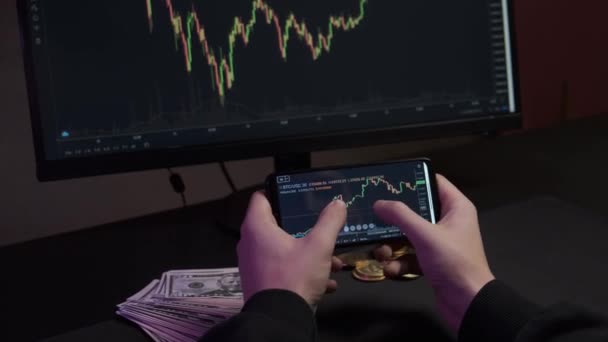 Investmentmakler handeln mit Kryptowährung Bitcoin per Telefon — Stockvideo