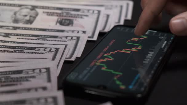 Homme d'affaires vérifie Bitcoin tableau des prix sur l'échange numérique sur téléphone mobile — Video