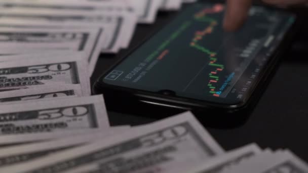 Podnikatel kontroluje cenový graf bitcoinů na digitální ústředně na mobilním telefonu — Stock video