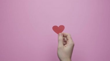 Renkli bir arka planda dans eden kırmızı kalp. Sevgililer Günü Konsepti 14 Şubat