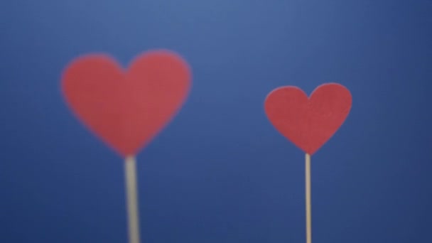 Jantung merah menari di latar belakang berwarna. Konsep Hari Valentine 14 Februari — Stok Video