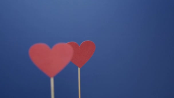 Танцующее красное сердце на цветном фоне. Концепция День Святого Валентина 14 февраля — стоковое видео