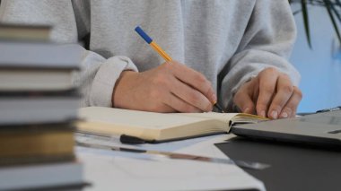 Erkek eller planı kalemle çiziyor ve masaya kural koyuyor..