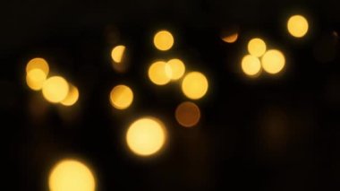 Yakın plan. Parlak altın. Yumuşak odaklı ışıklar yanıp sönüyor..