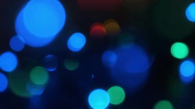 Kapatın. Parlak Mavi ve Turuncu Yumuşak-Odaklı Işıklar Parlıyor.