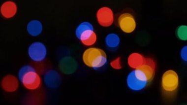 Kapatın. Parlak Mavi ve Turuncu Yumuşak-Odaklı Işıklar Parlıyor.