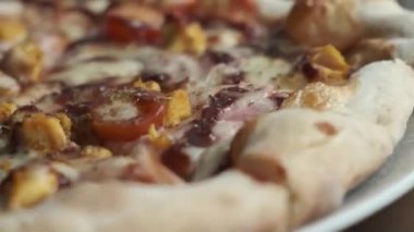 Bir kafedeki Tahta Masa 'da Taze Hazırlanmış Pizza.