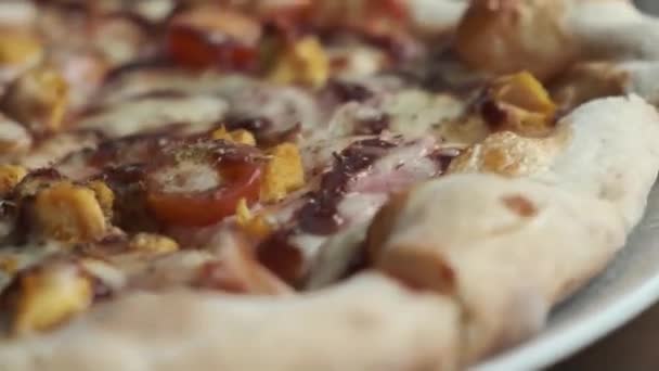 Pizza recién preparada en una mesa de madera en un café. — Vídeos de Stock