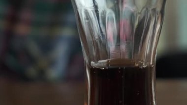 Bardakta köpüklü kola dolduruyorum. Gıda arkaplanı.