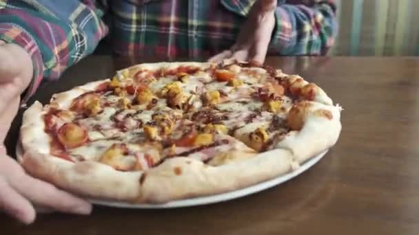 İnsan eli sıcak İtalyan pizzasından dilimler alıyor. — Stok video