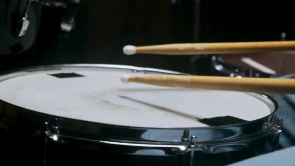 Bubeník hraje s klacky na buben, domácí lekce trénink. — Stock video