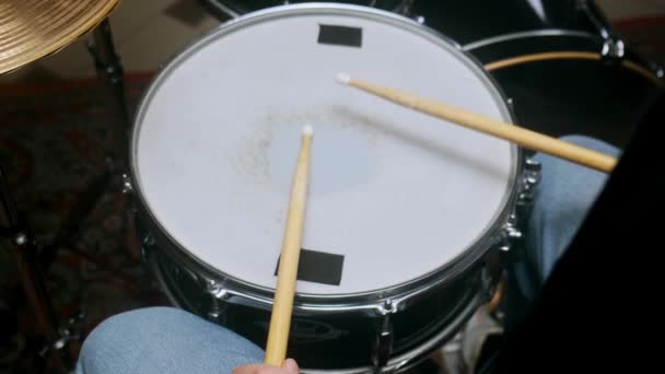 De drummer speelt met stokken op een snaredrum, home les training. — Stockvideo