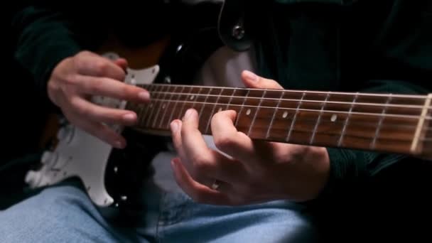 Profesor de guitarra enseña en línea. Imágenes de 4k — Vídeo de stock