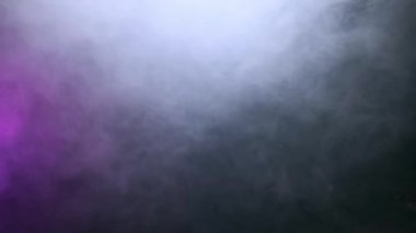 Atmosferik mistik süzülen sis dumanından yükselen gerçekçi bir duman bulutu. VFX